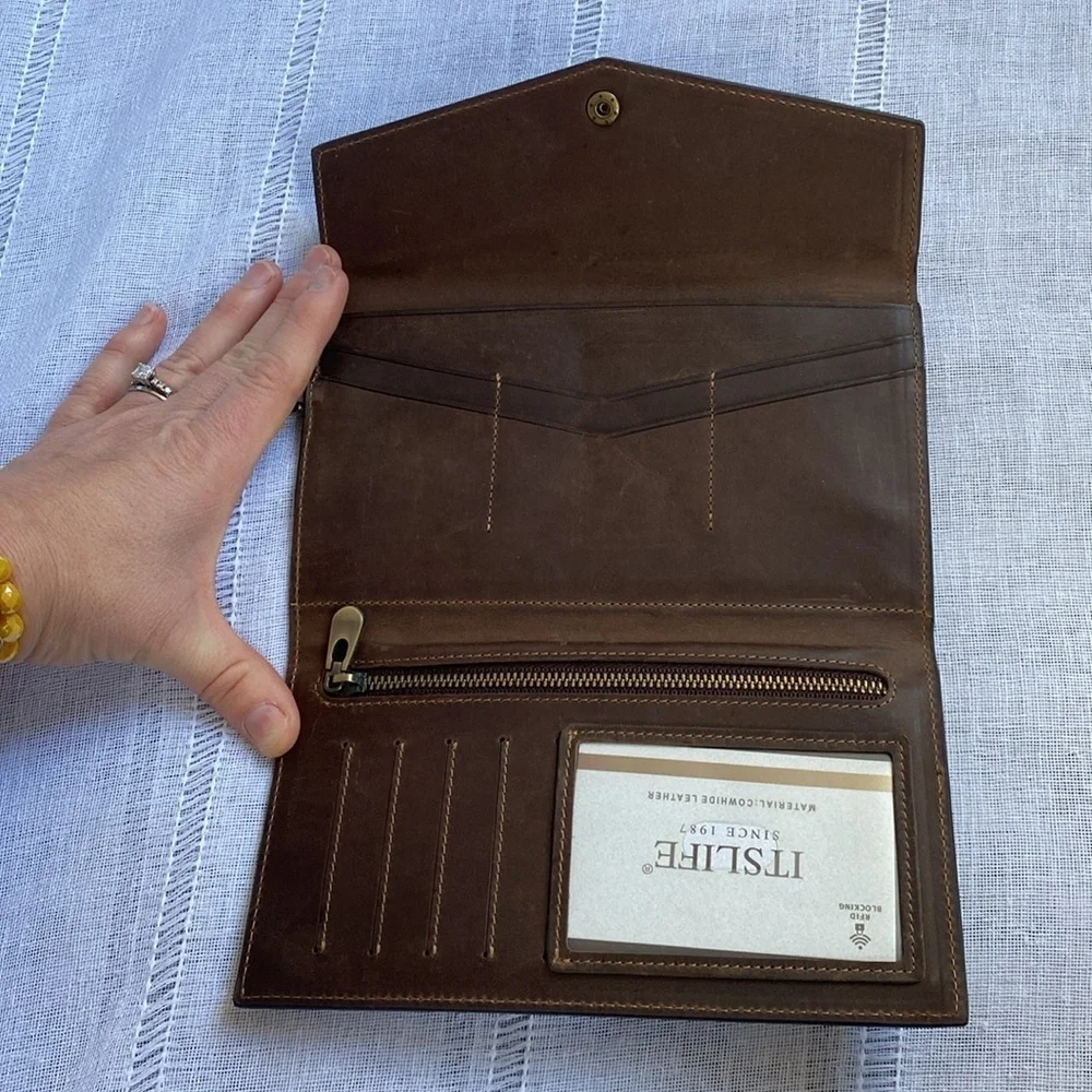 It’s Life RFID NWOT vintage look genuine leather wallet.